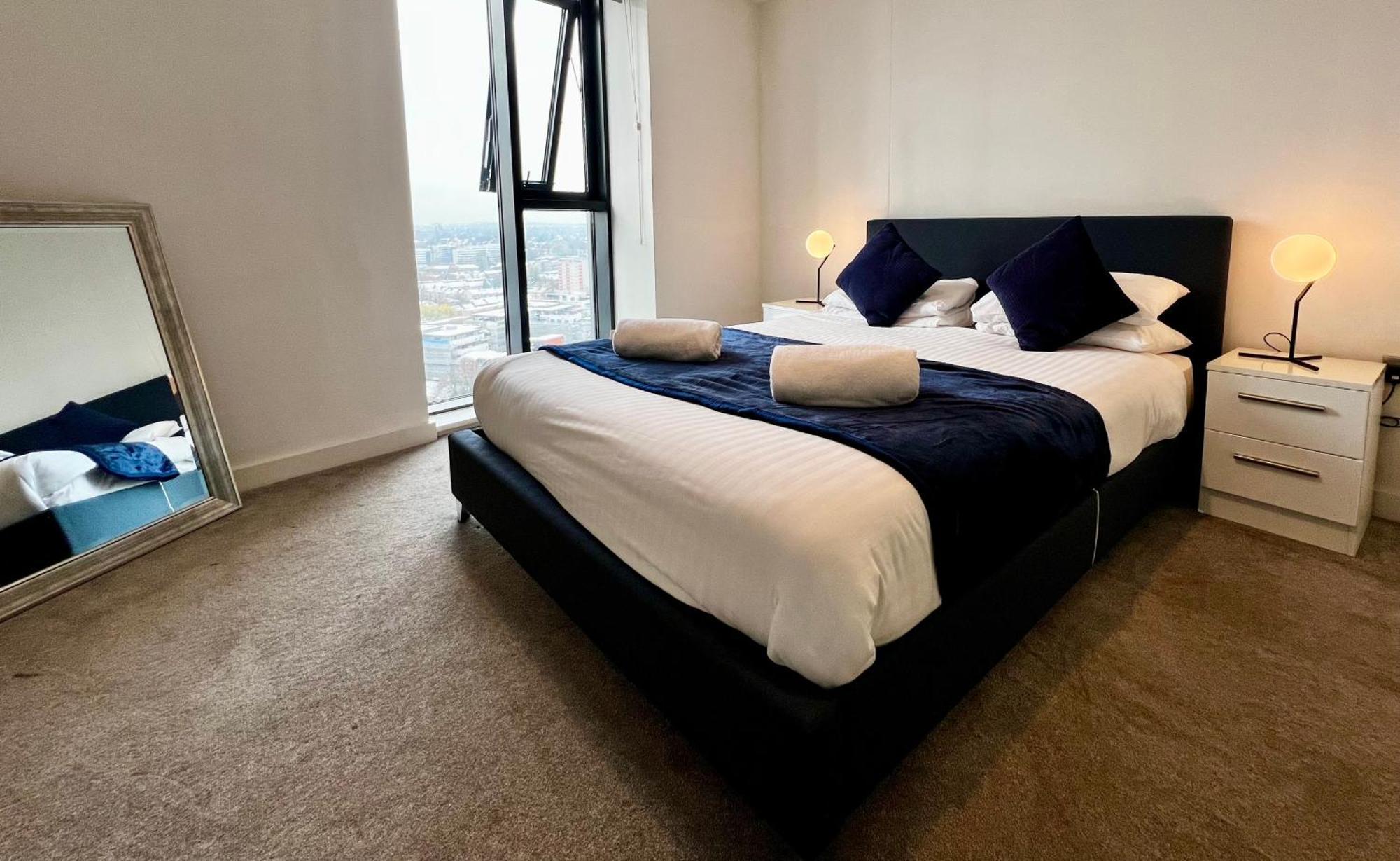 Premium Deals L Last-Minute Stay L 4 Min Walk To Birmingham Central Library L 18Th Floor 2 Bed 2 Bath City Centre Penthouse With Gym & Netflix By Jvt Short Lets Luaran gambar