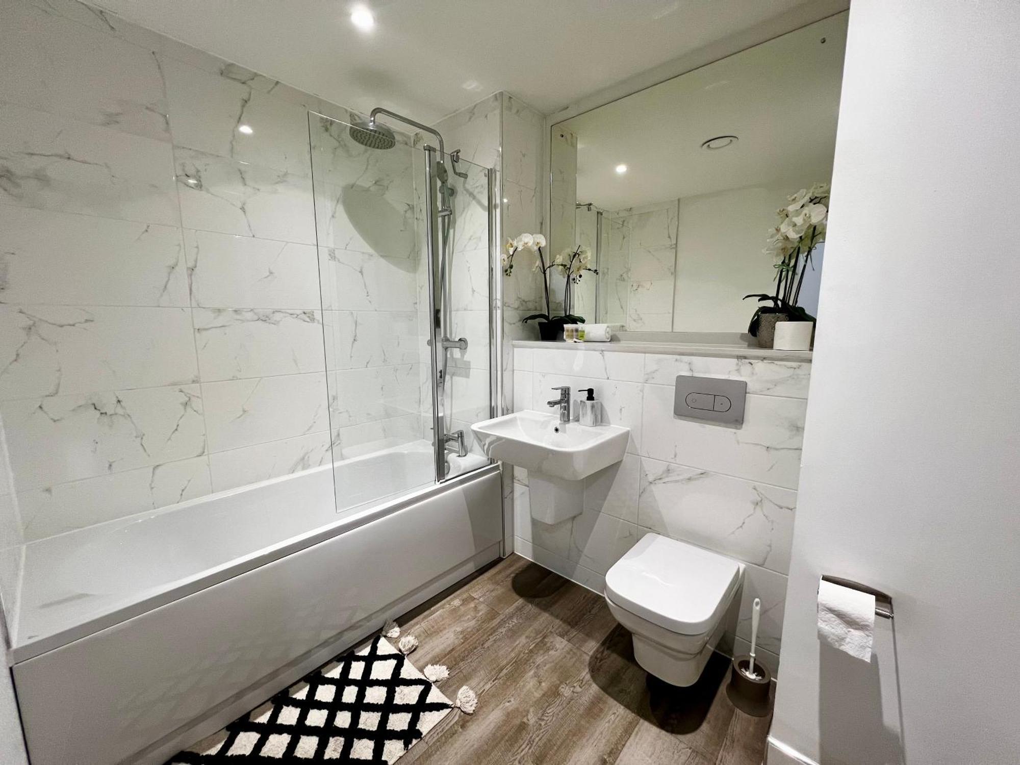 Premium Deals L Last-Minute Stay L 4 Min Walk To Birmingham Central Library L 18Th Floor 2 Bed 2 Bath City Centre Penthouse With Gym & Netflix By Jvt Short Lets Luaran gambar