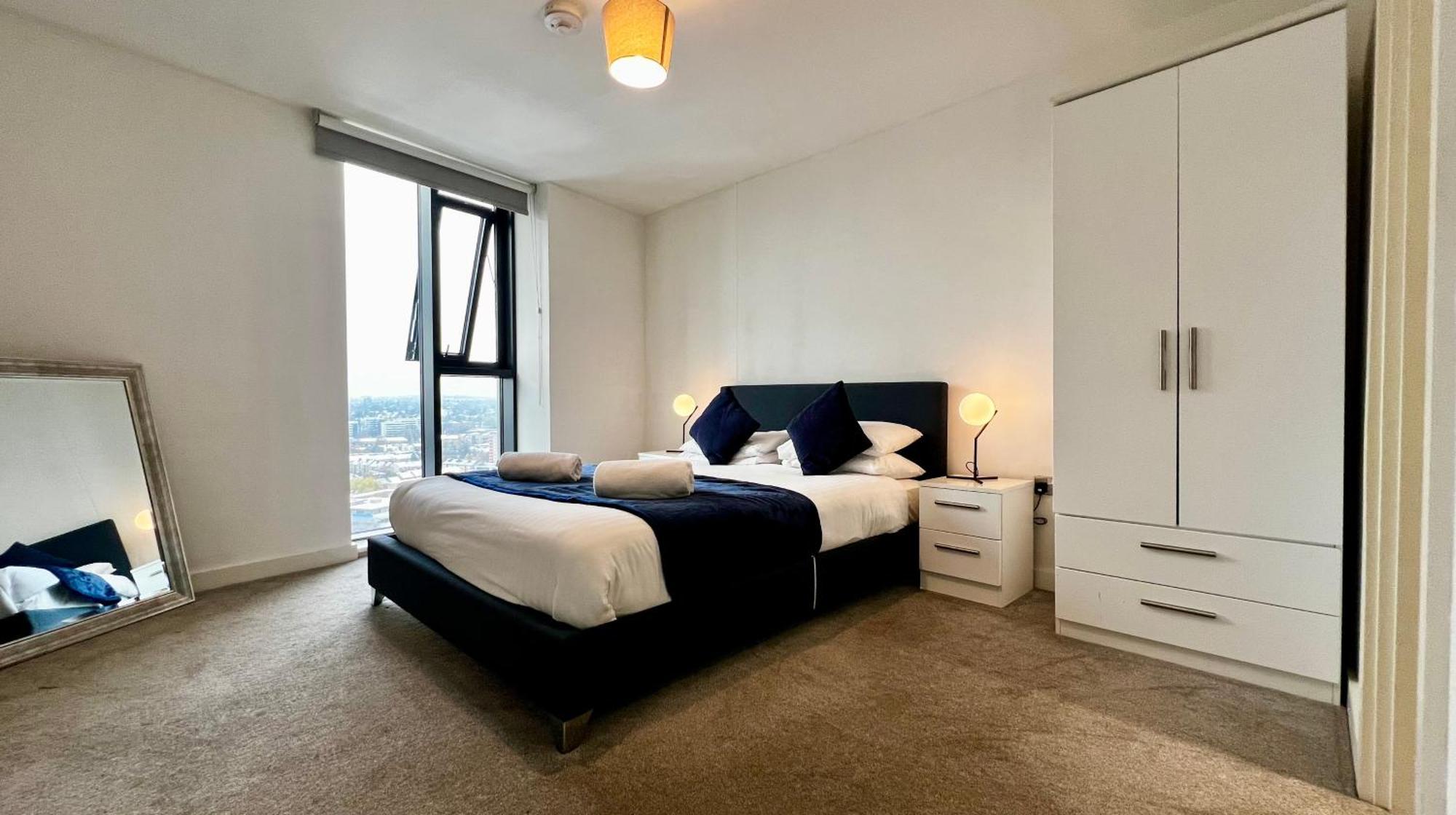 Premium Deals L Last-Minute Stay L 4 Min Walk To Birmingham Central Library L 18Th Floor 2 Bed 2 Bath City Centre Penthouse With Gym & Netflix By Jvt Short Lets Luaran gambar
